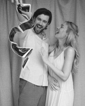 Jack Whitehall Instagram - And I thought I wasn’t getting enough attention when the dog arrived…

🎉🍾👶🏻