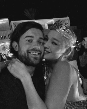 Jack Whitehall Instagram - Goodbye 2023. What an eventful year. So grateful for my ever expanding family. ❤️🎇🎆