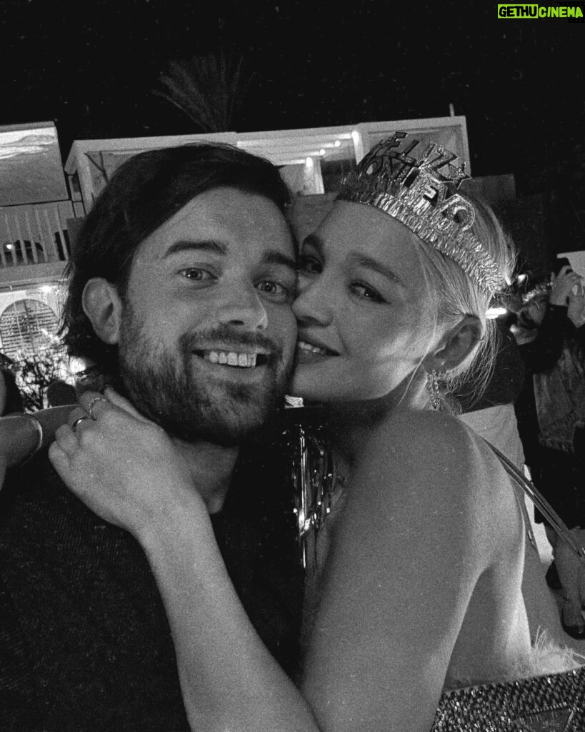 Jack Whitehall Instagram - Goodbye 2023. What an eventful year. So grateful for my ever expanding family. ❤️🎇🎆