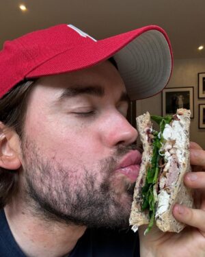 Jack Whitehall Instagram - How is this always the best meal of the year. Leftovers with all the trimmings plus crispy onions, some pickle and I even fried off some sage leaves cos I’m a boujee AF. Get in my face.