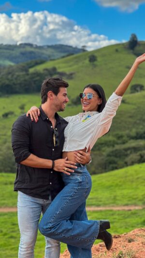 Jakelyne Oliveira Instagram - Nosso sonho sempre foi ter um lugar em meio a natureza próximo a SP para chamar de nosso e há exato um ano estávamos nesse terreno admirando a vista e falando da paz que ele nos transmitia, hoje, um ano depois, estamos aqui novamente mas desta vez, como proprietáriooooos, sim
é realidade, Deus em sua infinita bondade nos abençoou e juntos construiremos a nossa casa de veraneio em um lugar que superou os nossos sonhos. Obrigada papai do céu, por nos conceder essa benção e obrigada nosso oficialmente padrinho @jeanalvess por nos apresentar o pedaço do paraíso e aceitar a nossa proposta.
E obrigada vocês, nossos fãs, que estão sempre com a gente, apoiando, incentivando e vibrando, essa conquista é NOSSAAAAA. Agora mãos à obraaaaa! 
🚧🏠🌳⛰️🙌🏽