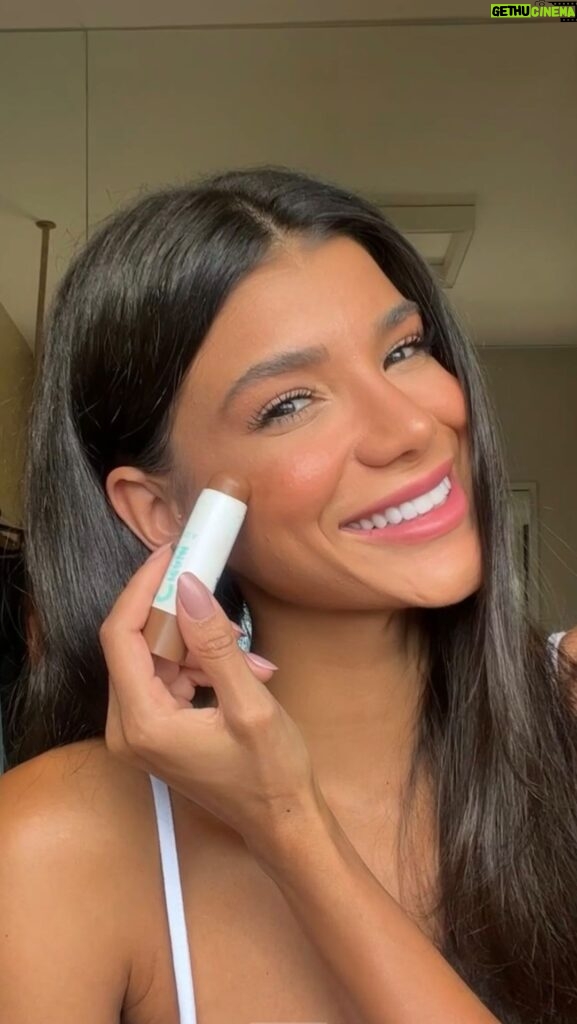 Jakelyne Oliveira Instagram - Experimentando o cream contour, lançamento da @vizzelaoficial, para testar a técnica de contorno da Hailey Bieber. Adoro como esses bastões são multifuncionais e fáceis de aplicar. O meu é na cor 03, mas a linha possui + 3 tons. Deixei o link com CUPOM de desconto nos meus stories. Depois me contem o que acharam 💕✨ #CreamContour #VizzelaOficial #publicidade