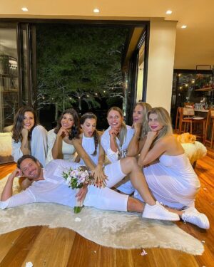 Jakelyne Oliveira Instagram - Não existem palavras para descrever a felicidade em fazer parte desse momento, sério, eu amo vocês e amo ver vcs felizes. Viva o amooooor, viva o casal doce e saaaal!! Deus abençoe grandiosamente a vida de vocês meus amigos, PARABÉEEEENS, viva os recém casados @natcasagrandecakes @daltonrangel 

#recemcasados
