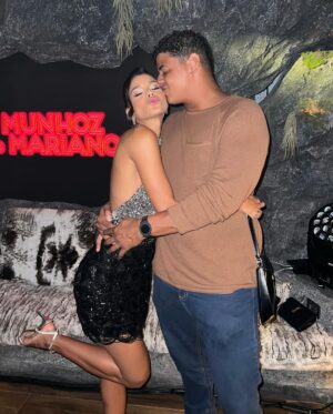 Jakelyne Oliveira Instagram - MPB (música para beber) Munhoz e Mariano, uma noite que entrou para história! 

Parabéns por todo trabalho e dedicação amor, tenho muito orgulho do seu comprometimento e entrega em tudo que faz! Foi lindo e ficará lindo, estou empolgada para ver o resultado desse projeto. ✨♥️