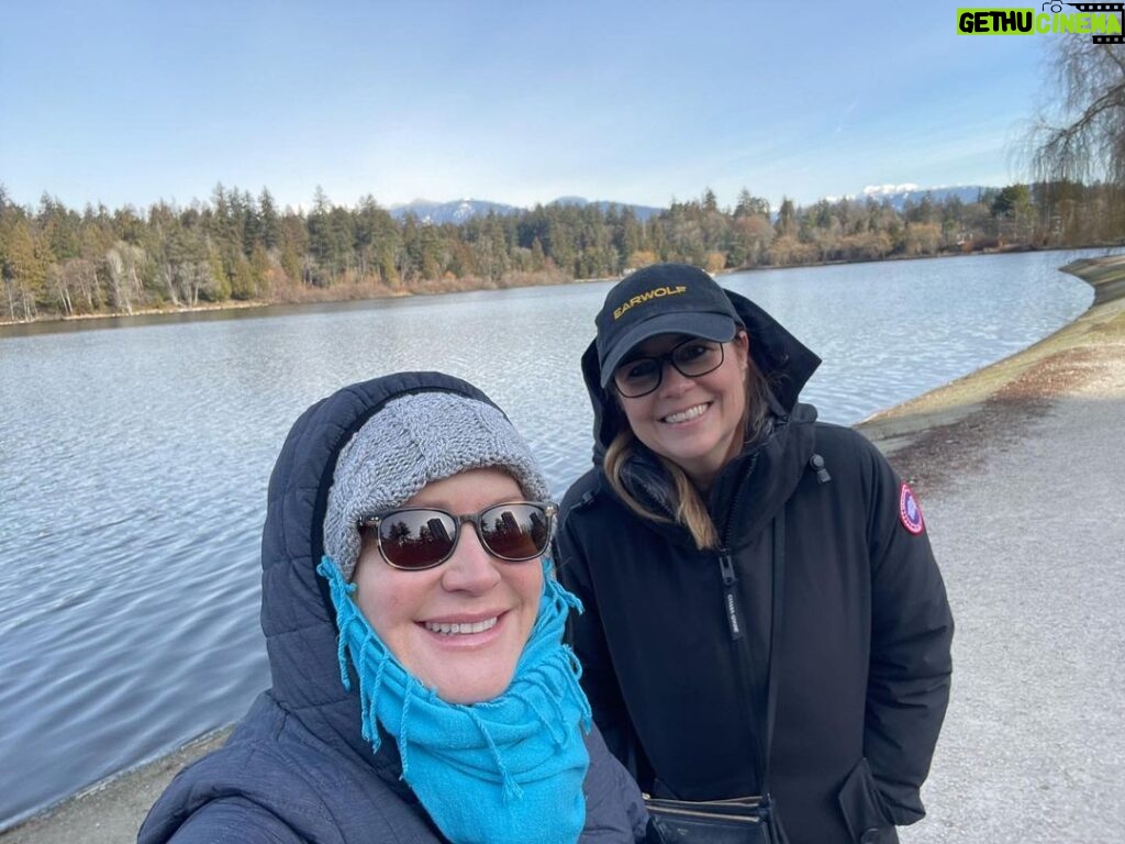 Jenna Fischer Instagram - Took a long 2 hour BFF walk today and my goodness this city is beautiful! It’s also coooold! I wore sweatpants OVER my jeans! Here we are by Lost Lagoon in Stanley Park. So pretty! Very excited for our live show tonight at the @jflvancouver festival. Tickets still available! Link in bio. 🇨🇦