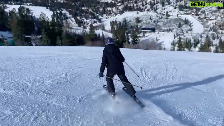 Jenna Fischer Instagram - Guess who skied a blue this weekend!! (And how sweet and supportive is Lee while taking this video ❤) Deer Valley, Utah