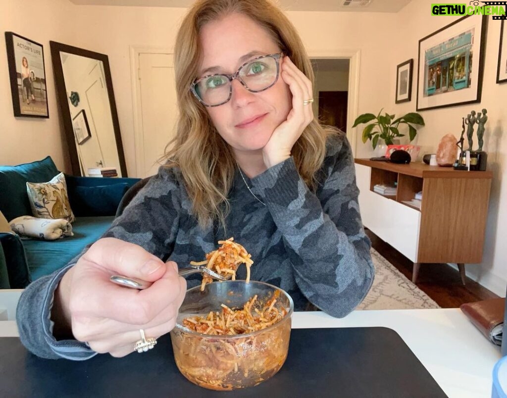 Jenna Fischer Instagram - I really try to take a break for lunch and get away from screens but some days just don’t work out like that. So I’m doubling my down and posting a photo of my working lunch. 🍝💻