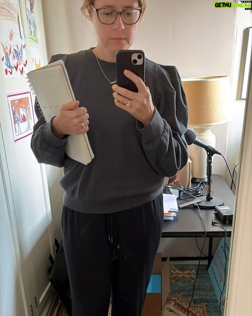 Jenna Fischer Instagram - I just sent @angelakinsey this photo of my outfit because…yes, a poofy-sleeved sweatshirt and straight leg cozy pants qualifies as an outfit. Do you photo your outfits for your BFF?