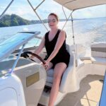 Jenna Fischer Instagram - Lake of the Ozarks! Final summer trip and now it’s back to school. (I drove the boat for a total of about 3 mins to get this photo and then gave the wheel back to my sister. I also borrowed her sunglasses for this photo 😂🕶🚤)