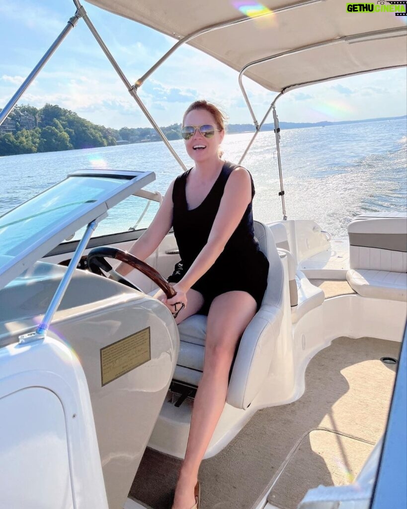 Jenna Fischer Instagram - Lake of the Ozarks! Final summer trip and now it’s back to school. (I drove the boat for a total of about 3 mins to get this photo and then gave the wheel back to my sister. I also borrowed her sunglasses for this photo 😂🕶🚤)