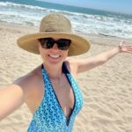 Jenna Fischer Instagram - Beach day! (No, I did not take diligent notes 📝) Also…new episode of @officeladiespod is out today…we are breaking down Season 6 The Chump and @angelakinsey teaches us all about weird ice cream flavors like Lobster Ice Cream 🍦 🦞 Enjoy! (Link in bio)