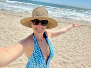 Jenna Fischer Instagram - Beach day! (No, I did not take diligent notes 📝)

Also…new episode of @officeladiespod is out today…we are breaking down Season 6 The Chump and @angelakinsey teaches us all about weird ice cream flavors like Lobster Ice Cream 🍦 🦞

Enjoy! (Link in bio)
