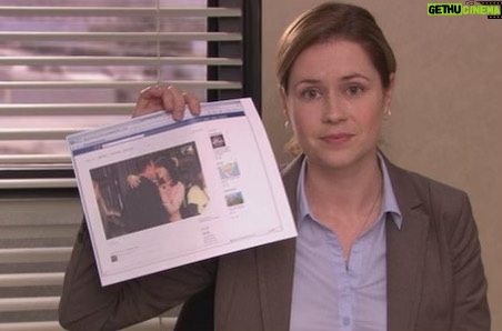 Jenna Fischer Instagram - Pam is a Mom Detective! This week on @officeladiespod we are breaking down Season 6 The Cover Up and Pam uncovers the truth about whether Donna is cheating on Michael or not. We break it all down plus @angelakinsey and I discuss the 10 Signs your Partner is Cheating, the clickiest pens (or should we say “pins”), and @rainnwilson shares with us about directing this episode. Link in bio to listen! 🖊🕵️‍♀️🎙