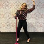 Jenna Fischer Instagram - Listen up! I’m on the @kellyclarksonshow Show today with @angelakinsey I wore my Spanx pants (that I’m in love with) and my Saloni blouse (also in love) and my favorite @jemmasands earrings. We had a great time on the show with @kellyclarkson and @itsjojosiwa There is also an amazing story of @stmschoolrva teaming with local animal shelter @racc_shelter to find homes for dogs. Elementary school kids were each given a dog at the shelter to profile. They wrote heartfelt posts and almost all of the dogs got adopted! Thank you to my glam team… @fcepntr (makeup) and @cherilynrachelle (hair) Check it out!