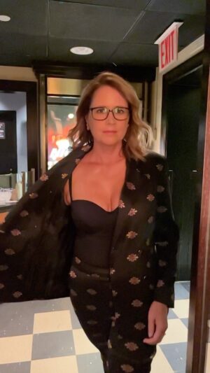 Jenna Fischer Instagram - Tonight! THE suit is on @latenightseth along with my BFF @angelakinsey

Tonight’s look is brought to you by:

Makeup: @tamah_krinsky 
Hair: @christikaycagle 
Stylist: The incredible @lindsayjprice
THE suit: @cynthiarowley