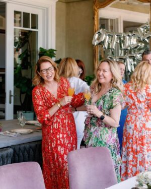 Jenna Fischer Instagram - Happy Best Friends Day!
 
These past two years @angelakinsey and I have taken our best friendship to a whole new level by becoming business partners. It has been one of the most creative, inspiring and fulfilling seasons of my work life so far. It has also deepened our friendship in ways for which I am forever grateful.
 
Thank you @laura.tremaine for throwing us a BFF party with some of our besties to celebrate our book hitting #1 on the New York Times Bestseller list. Laura is an amazing friend and host and she simply would not allow us to let this moment go uncelebrated.
 
Friends keep us going and keep us sane in life’s hardest times. And they are there to cheer our accomplishments. As a way to celebrate, today we are giving away SIGNED copies of The Office BFFS…head over to @deystreet to enter! Here’s to friendship!

📸: @lindseyboice
Makeup: @tamah_krinsky 
Hair: @christikaycagle