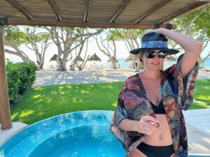 Jenna Fischer Instagram - Eat, Plunge, Beach, Teapot. Thank you @fspuntamita A perfect end-of-summer getaway. #fspuntamita