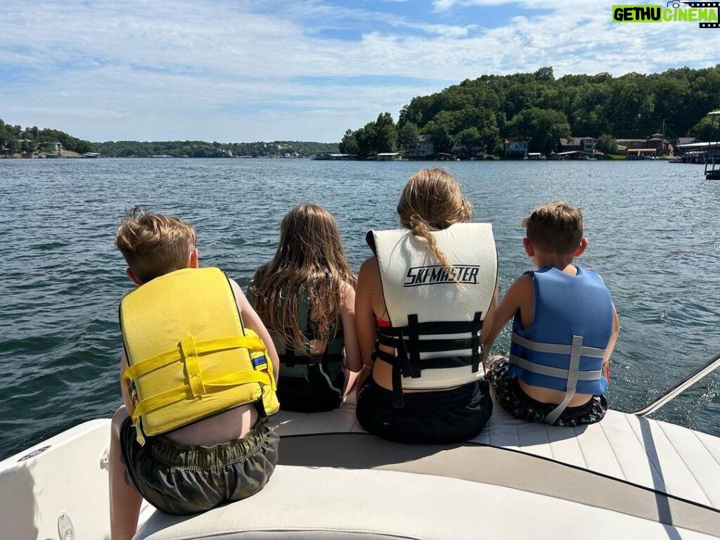Jenna Fischer Instagram - Lake of the Ozarks! Family, Fun, Food, Cousins. See you again next year!