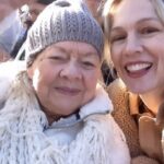 Jennie Garth Instagram - The Rose Bowl Parade 2024 🥁💫🤩 with the Meemster. Happy Birthday Mom!🎉🥳