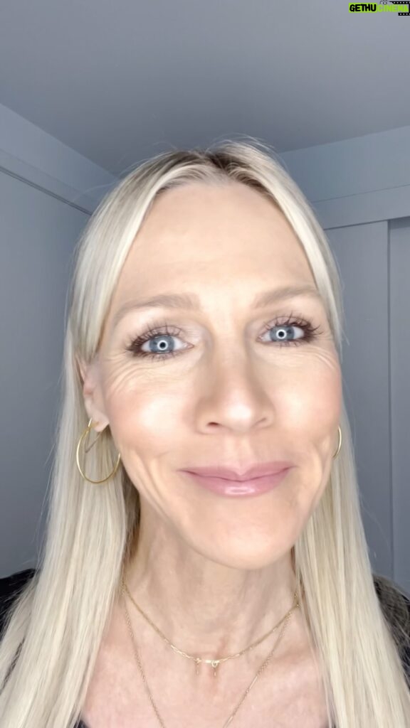 Jennie Garth Instagram - I ♥️ the Baked Starter Kit from Laura Geller Beauty and these are the 3 reasons why it’s my favorite kit: ✅ The Baked Balance-n-Brighten Foundation is dermatologist-recommended!  It’s perfect for sensitive skin, feels weightless so it doesn’t settle into fine lines or wrinkles. ✅ The Retractable Kabuki Brush = game-changer. It works with just about everything and allows me to create the coverage I want, and I love the high bristle count. ✅ The Best of the Best Face Palette includes three eyeshadows, highlighter, blush, and a bronzer. This kit is a must-have if you love a natural look and if you’re busy (like me!) and only have 10 minutes to get ready each day- 😂   Laura Geller has done it again - check it out on Laurageller.com! #laurageller #lauragellerbeauty #jenniegarth #matureskin #makeupformatureskin #ad