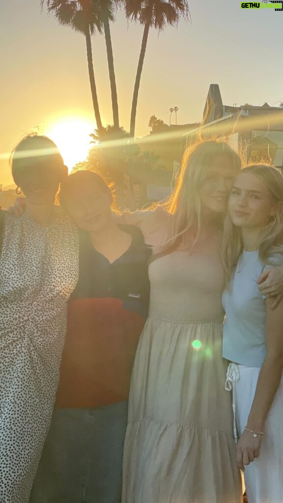 Jennie Garth Instagram - Stepping into #52 🎂with a heart full of gratitude💖 Grateful for a day filled with love and surrounded by cherished friends and family. Thank you girls for making my day so special! I’m a lucky mommie 😘😘😘