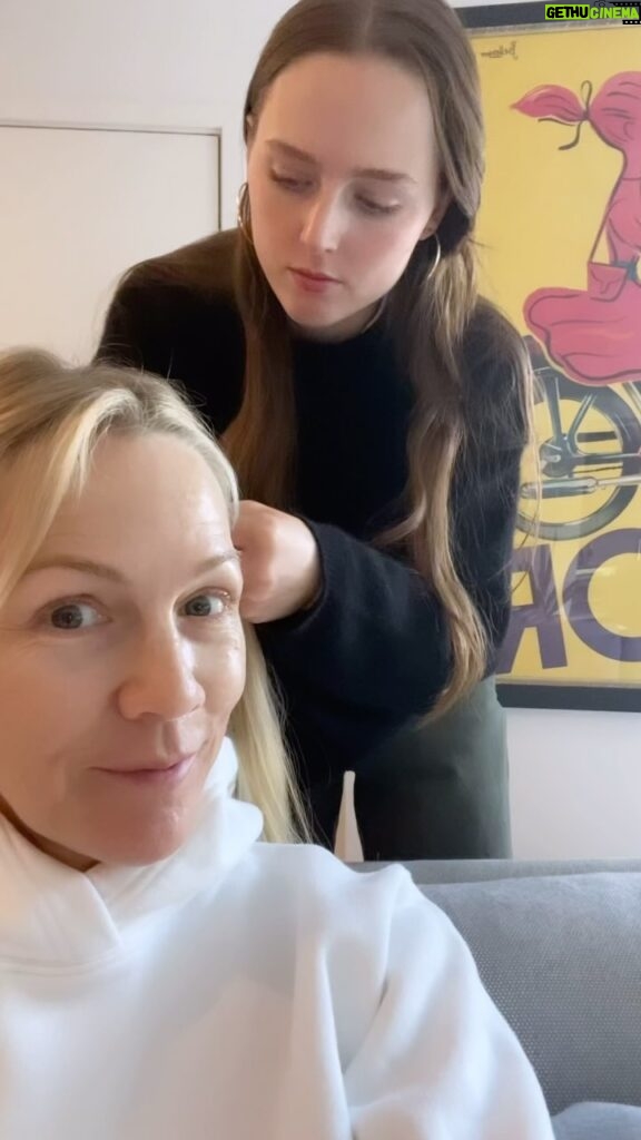 Jennie Garth Instagram - Life changes in the most beautiful ways💕⏳👩‍👧‍👧 I can’t even count the hours that I’ve spent braiding my 3 daughter’s hair over the last 26 years in total (so far). Every single moment of it has brought me purpose and joy and fulfillment, even when you made me do it over and over until it was perfect (you know who you are 😘) It’s my “why”! I’d do it all over again if I could! What’s your why?😘 Happy Monday! 🖤JG #grateful #mommie #daughters #family #purpose #why #fullfillment