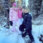 Jennie Garth Instagram - Family hike time! ❄️🥾⛄️We went deep into the woods and saw the most beautiful icy river and tracked wild animals (they were all hiding from us, I guess they saw us coming lol) Our outdoor fits by: @loveshackfancy x @bogner @ferastyle @kjus @thenorthface @carhartt