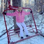 Jennie Garth Instagram - Family hike time! ❄️🥾⛄️We went deep into the woods and saw the most beautiful icy river and tracked wild animals (they were all hiding from us, I guess they saw us coming lol) Our outdoor fits by: @loveshackfancy x @bogner @ferastyle @kjus @thenorthface @carhartt