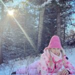 Jennie Garth Instagram - Family hike time! ❄️🥾⛄️We went deep into the woods and saw the most beautiful icy river and tracked wild animals (they were all hiding from us, I guess they saw us coming lol) Our outdoor fits by: @loveshackfancy x @bogner @ferastyle @kjus @thenorthface @carhartt