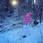 Jennie Garth Instagram - Family hike time! ❄️🥾⛄️We went deep into the woods and saw the most beautiful icy river and tracked wild animals (they were all hiding from us, I guess they saw us coming lol) Our outdoor fits by: @loveshackfancy x @bogner @ferastyle @kjus @thenorthface @carhartt