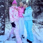 Jennie Garth Instagram - Family hike time! ❄️🥾⛄️We went deep into the woods and saw the most beautiful icy river and tracked wild animals (they were all hiding from us, I guess they saw us coming lol) Our outdoor fits by: @loveshackfancy x @bogner @ferastyle @kjus @thenorthface @carhartt