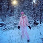Jennie Garth Instagram - Family hike time! ❄️🥾⛄️We went deep into the woods and saw the most beautiful icy river and tracked wild animals (they were all hiding from us, I guess they saw us coming lol) Our outdoor fits by: @loveshackfancy x @bogner @ferastyle @kjus @thenorthface @carhartt