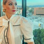 Jennie Garth Instagram - Some thoughts are deep. Some are not😝 Hope you all had a good and safe week! 🖤JG #friday #ff #ichooseme Styled by @janeylopatypr 💕 Top and pants are @vishrutiofficial 😘 Glam by @tracinadhair 🎀and @mariahnicolebeauty Photographed at @slsbeverlyhills SLS Hotel, a Luxury Collection Hotel, Beverly Hills