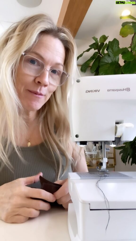 Jennie Garth Instagram - Sewing isn’t my favorite, but i still find myself doing it. 🙃 What’s something you don’t like to do but still do it? And don’t say working out, I won’t accept that answer! 🤣🥰 Also, my hair…what is happening there? Maybe i should brush it before sending out a video for all the world to see?! 🤦🏼‍♀️ 🖤JG #ichooseme #idontchoosesewing #sewing #bedhead