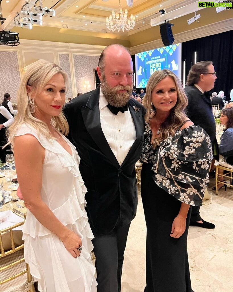 Jennie Garth Instagram - American Humane Hero Dog Awards the BEST Awards show I’ve ever been to… paws down🐾 Thank you @americanhumane @herodogawards 🩷 Breakers Hotel