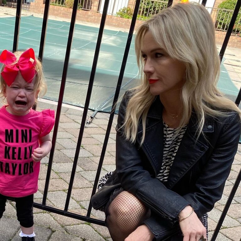 Jennie Garth Instagram - I think I’ve met my match! I tried so hard to win this little angel over, I mean she was named after Kelly Taylor so you’d think I’d be able to, but NOPE. If nothing else I learned a few new dramatic acting chops🤣 #mini #kellytaylor #drama #ichooseme Parsippany, New Jersey