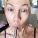 Jennie Garth Instagram - MAKE THIS! Smoothies are a great way to get in loads of vitamins, proteins and nutrients! I try to start every day with one and especially before a 🏋️‍♀️ Here’s my morning smoothie recipe 🖤JG One big handful FRESH SPINACH 1/2 frozen BANANA 1 cup frozen BLUEBERRIES 1 DATE 1 handful RAW ALMONDS dash PINK HIMALAYAN SEA SALT 1 tablespoon MACA POWDER 1 tablespoon @brainmdhealth MCT OIL 1 tablespoon FLAX SEED OIL 1 scoop @brainmdhealth NEURO GREENS 1/4 teaspoon ROYAL JELLY POWDER (i forgot this in my video 🤪) 1/4 cup HEMP SEEDS 1 cup PLANT BASED MILK 1 cup ICE #ASMR #smoothie #preworkout #health