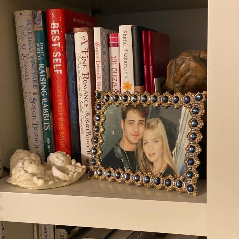 Jennie Garth Instagram - Well @jason_priestley we made it to my mom’s bookshelf. Right next to “A Fine Romance” and “Raising Rabbits”. I’ve probably walked by this a thousand times but just noticed it. Was this on the set of 90210 or Teen Angel?? Also please note that you made the shelf, but not my husband 💀