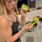 Jennie Garth Instagram - You can count on me to bring you the best kitchen gadgets out there🤣 I swear it usually works! *That sound is my dogs eating dinner 🐶🐶🐶🐶 *That grumpy man walking thru the frame is my hungry husband🙄 #kitchengadgetfail