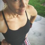 Jennie Garth Instagram - It’s Monday Motivation time! 💥💥 You know that expression “what doesn’t kill you makes you stronger”? Well, it’s true, and life will remind you. Sh*t happens, people you thought loved you will disappoint you, triggers from your past will present themselves again. But here’s the thing, it’s all designed to make you stronger. Because we HAVE to be strong!! The harsh reality is YOU are the only one who’s going to be there for you. So today I want you to remind yourself who’s calling the shots. Here’s a little secret…it’s YOU! There’s NOTHING you can’t get thru. Nobody can stop you. Nobody can keep you down. I want you to learn to be your own best friend and lift yourself back up!! Tell yourself right now, “I got you. You can do this! Everything is going to be just fine!” 🖤JG Also, when they laugh at your pants, ignore them! 👊🏻🤣 #monday #monday motivation #fitness #lifechallenges #health #mentalhealth #whatdoesntkillyoumakesyoustronger #loveyourself #ichooseme Alive Fitness