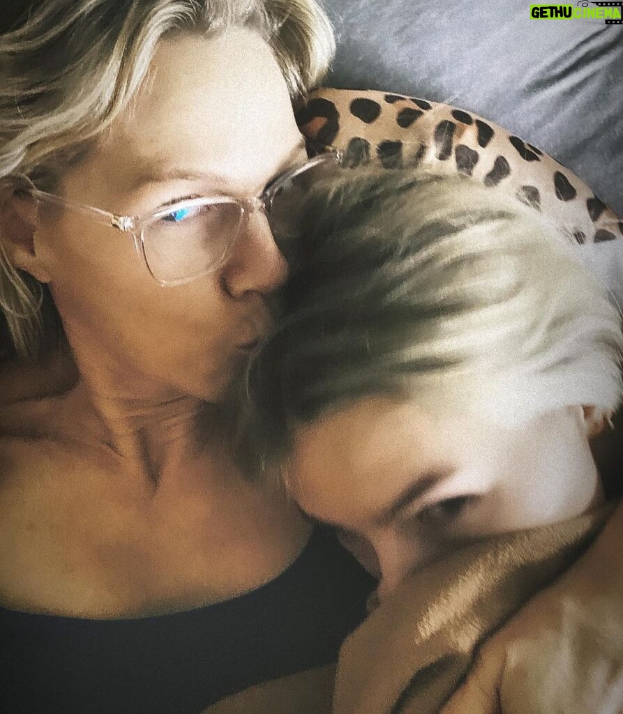 Jennie Garth Instagram - Sundays are for snuggles. I hope you’re having a great #sunday 🖤JG