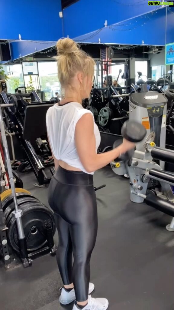 Jennie Garth Instagram - Just a quickie today😎 But that’s better than nothing! Even if you have 20-30 extra minutes you can get your body moving! It will make such a big difference in how you feel physically and mentally! Come on, let’s start this week off strong! ❤️JG #monday #motivation #fitness #health