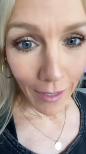 Jennie Garth Instagram - Do you have plans for Sept 15th, 16th and 17th? NOW YOU DO!😎 90’s Con in Tampa, Florida!! It’s going to be so much fun. I’ll be there with some of my very special friends, so get your tickets and come say hi to me!👋🏻🙋🏼‍♀️
Can’t wait!!! #90s #con 
#ichooseme @thats4ent