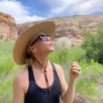 Jennie Garth Instagram - I title this one: “Hard work will pay off” Just keep blowing🎶Just keep blowing 🎶. You know, like Dory in NEMO. Oh wait. That was swimming 🤣🙋🏼‍♀️🤦🏼‍♀️ My point is in life, all we can do is keep trying. Then try harder. If we want something, we have to put in the effort. No matter what it is. A relationship. A career. A healthier body. But we have to put effort into our mental health too. Don’t forget about you. Today, do something for yourself! Eat healthy, go for a little walk, or stare out the window at the birds. Choose you! 👊🏻❤️#ichooseme #mentalhealth #selflove #persistence #strength #love #me