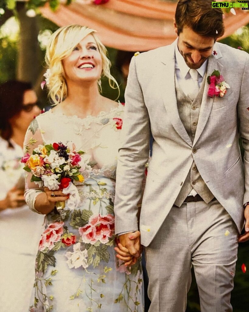 Jennie Garth Instagram - Yesterday, 7/11/15 marked our 8 year wedding anniversary. I thank the stars above for our marriage. I love the way it has changed us both into more patient, loving and understanding humans, not just with each other but with everyone around us. You make me a better person @dirvla. You aren’t much of a gambler but let’s be honest, you hit the jackpot👯‍♀️👯‍♀️ 🤣 I love you babe! ❤️