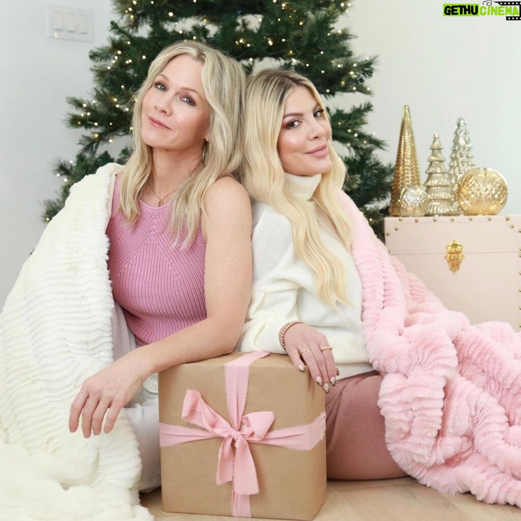 Jennie Garth Instagram - You heard right! It’s the ONE week countdown for @thebffcollection HOLIDAY launch. It’s CHRISTMAS in July! 🎄🎁❤️🤩 Get ready to shop with us next Saturday 7/15 at 8AM (est) only on @qvc We are going to have so much fun!👯‍♀️🎉🍾 XO Jennie & Tori #CIJ #holiday #christmas #holidaydecor #holidayseason #holidayshopping #christmasdecor #christmastime #christmasdecorations #merrychristmas #happyholidays #thebffcollection #bff #christmasinjuly
