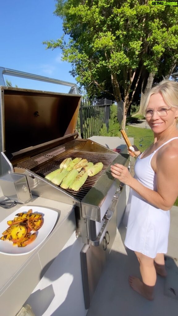 Jennie Garth Instagram - I’m not usually the bbq’er 🇺🇸 *also, apparently I shouldn’t be allowed near the knives…🩹😲 I hope you all had a safe and happy 4th XO JG #fourthofjuly #bbq #july4th #ouch