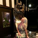 Jennie Garth Instagram - Lion around in #cincinnati 🦁 Jeff Ruby's Steakhouse, Cincinnati