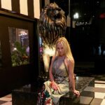 Jennie Garth Instagram - Lion around in #cincinnati 🦁 Jeff Ruby's Steakhouse, Cincinnati