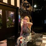 Jennie Garth Instagram - Lion around in #cincinnati 🦁 Jeff Ruby's Steakhouse, Cincinnati